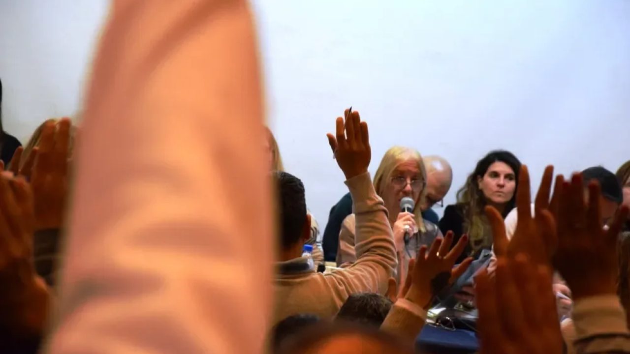Docentes y estatales aceptaron la oferta salarial de 7% en dos tramos
